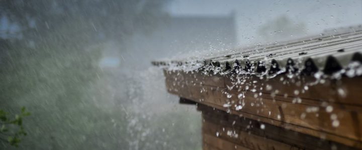 Dekoracyjne zbiorniki na deszczówkę – ozdoba Twojego ogrodu